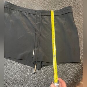 Diane vin Furstenburg Black Womens Shorts Size 8 100% Silk